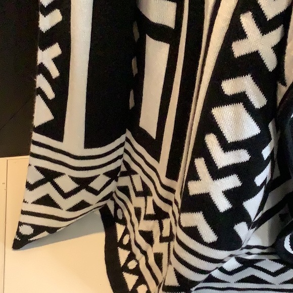Bar III Black White Open Front Geometric Aztec Sweater Cardigan Size M - Picture 5 of 9